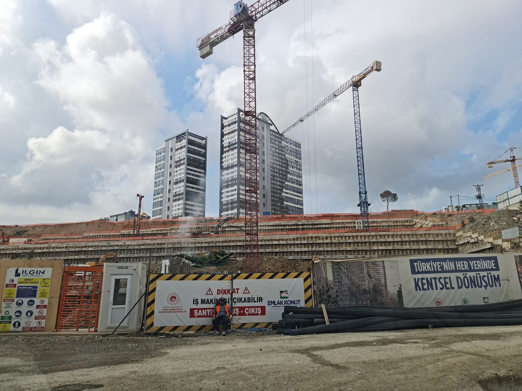 İstanbul'da kentsel dönüşüm şantiyesi, kule vinçler